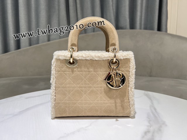 Dior专柜新款迪奥高仿原单四格Lady Dior手袋米色绒面革米白色羊皮革皮毛一体 djfk1485